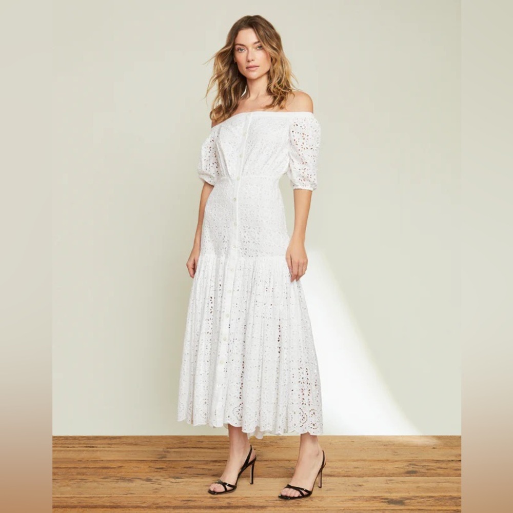 ⭐️ NEW W/OUT TAGS ⭐️ White Cali Eyelet Dress - Picture 2 of 3